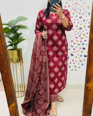 *New arrival *
Look straight out of a dreamy movie set as  you turn around and walk in this elegant flaired suit ! The perfect of traditional wear
