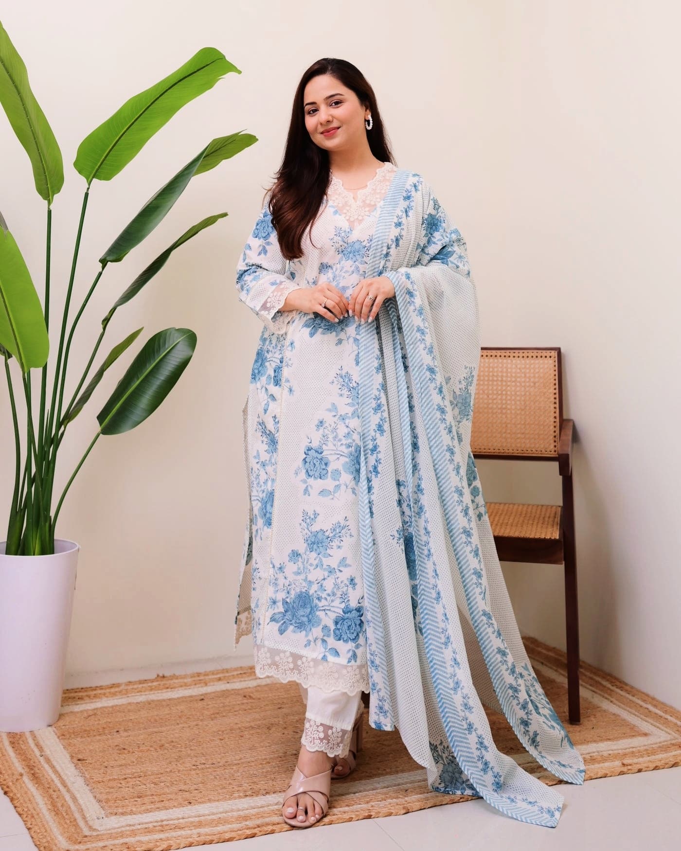 *New arrival *
Look straight out of a dreamy movie set as  you turn around and walk in this elegant flaired suit ! The perfect of traditional wear