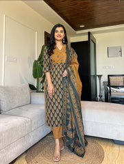 ❤️❤️❤️❤️❤️❤️❤️❤️*NEW COLOUR LUNCHING Voluminous Beutiful Suit Set*

*SHOWROOM PIECE*🌼

*Designer Azrak cotton suit* 🌙*