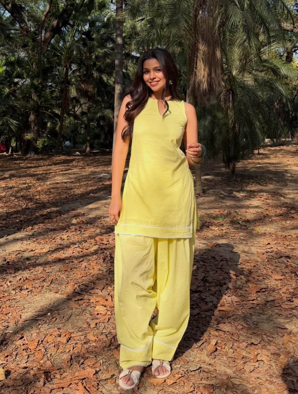 Bright aur cheerful yellow shade mein Original Farshi Salwar Set