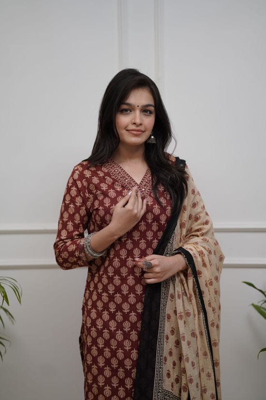 NEW LUNCHING❤❤❤❤❤❤❤❤❤❤❤❤❤

*Dress like a ‘day-dream’ in this pretty Rust  straight suit set. Featuring flowy pattern kurta with straight pants and matching dupatta, this set is exclusively made with Cottan 60×60 fabric.*